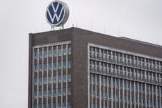 VW desea cancelar una promesa de no despedir empleados, y no descarta cerrar plantas en Alemania