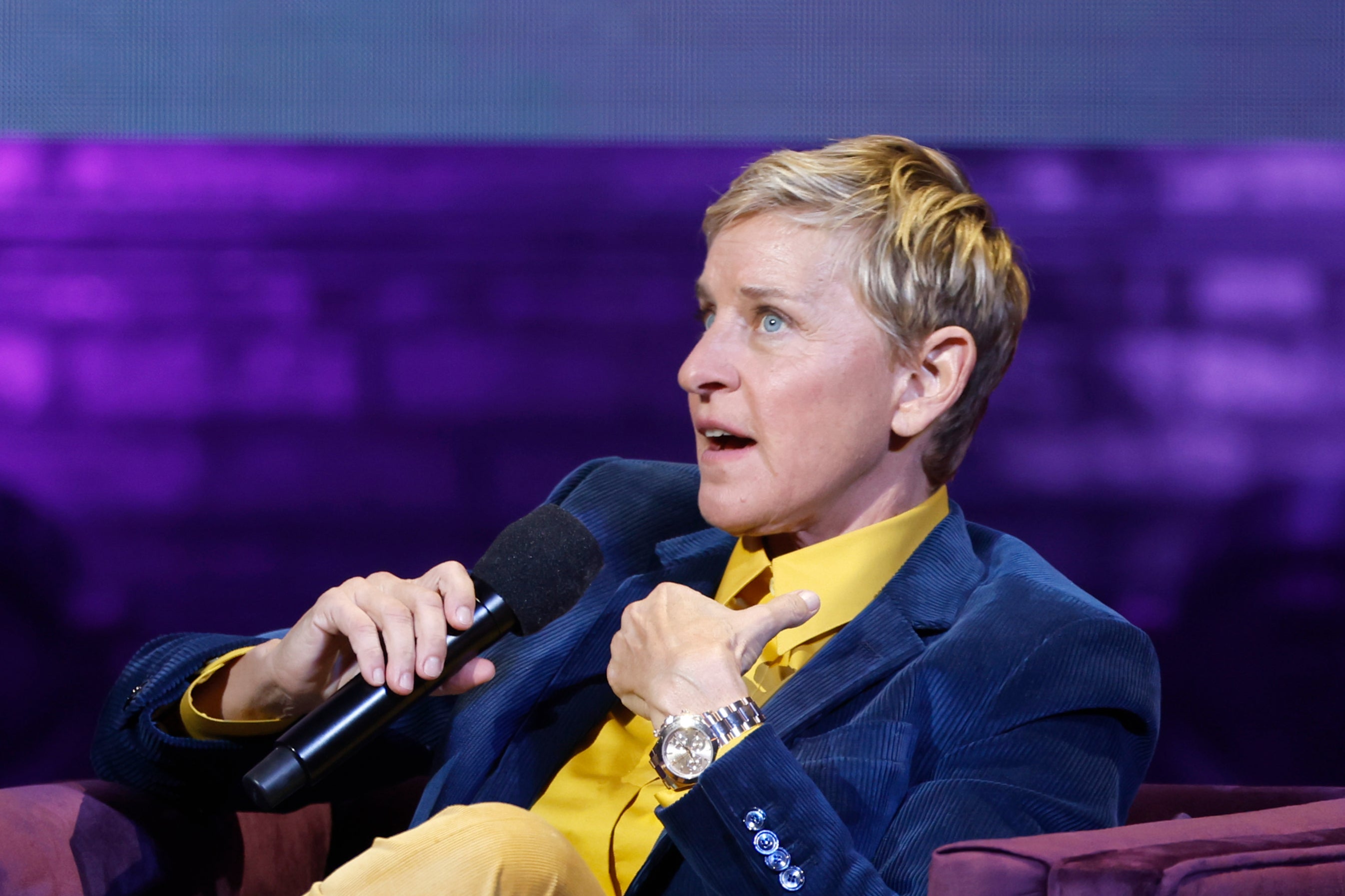 Ellen DeGeneres habla en el escenario durante la gira “Michelle Obama: The Light We Carry Tour” en noviembre de 2022