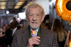 Ian McKellen habla de su caída en el escenario y su nuevo thriller