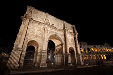 Un rayo daña el antiguo Arco de Constantino durante una violenta tormenta eléctrica en Roma