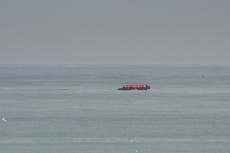 Avistan barco con migrantes tratando de cruzar el Canal de la Mancha tras la muerte de 12 personas