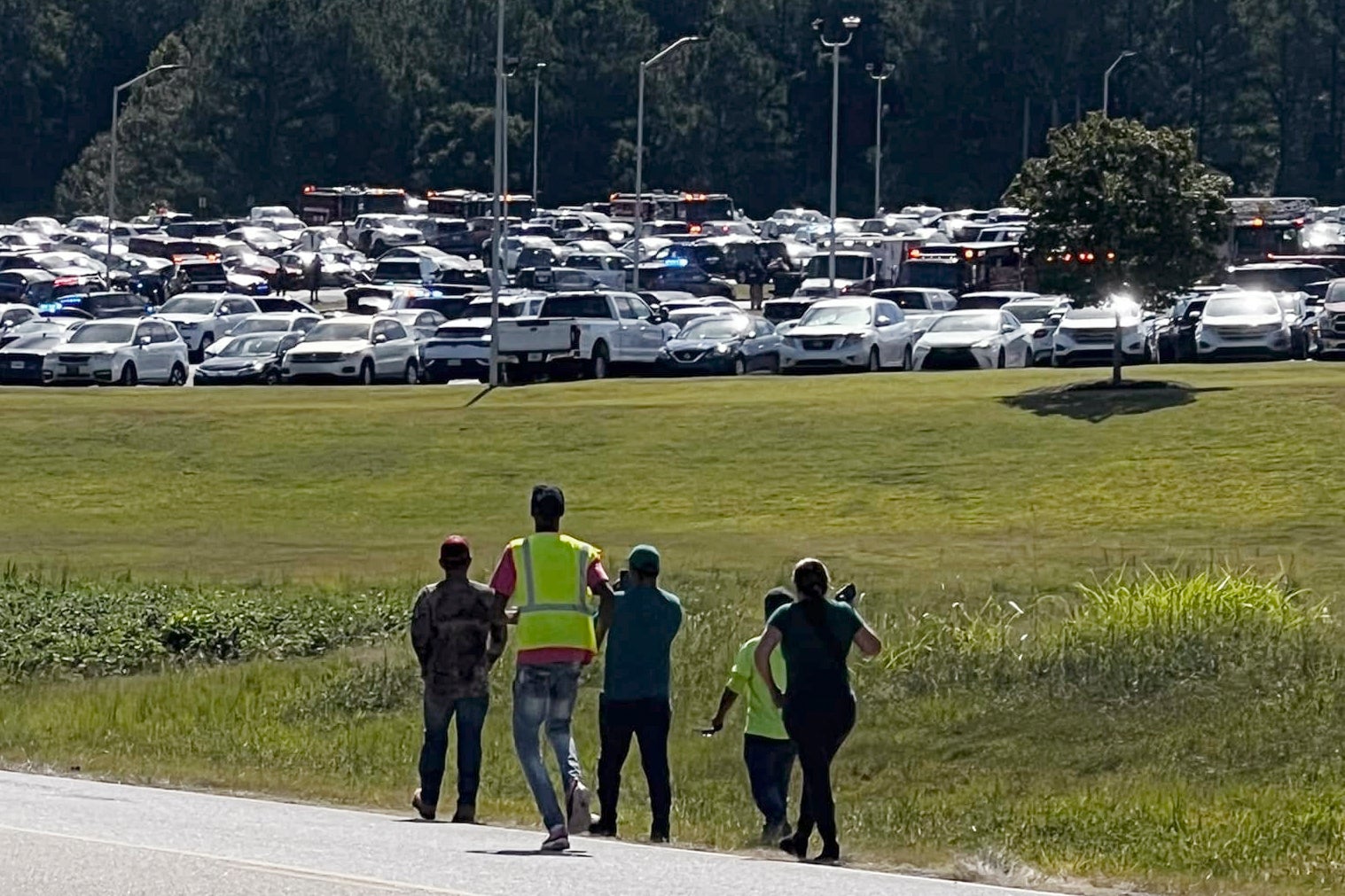 Los estudiantes de la escuela preparatoria Apalachee fueron evacuados al estadio de fútbol después de que clausuraran el campus tras una situación de tirador activo