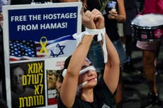 Familias de rehenes tomados por Hamás exigen que Netanyahu deje de usar pin de solidaridad