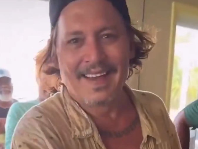 Johny Depp deja ver una supuesta nueva dentadura