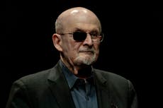 Memorias de Salman Rushdie el ataque que sufrió compiten por un importante premio literario