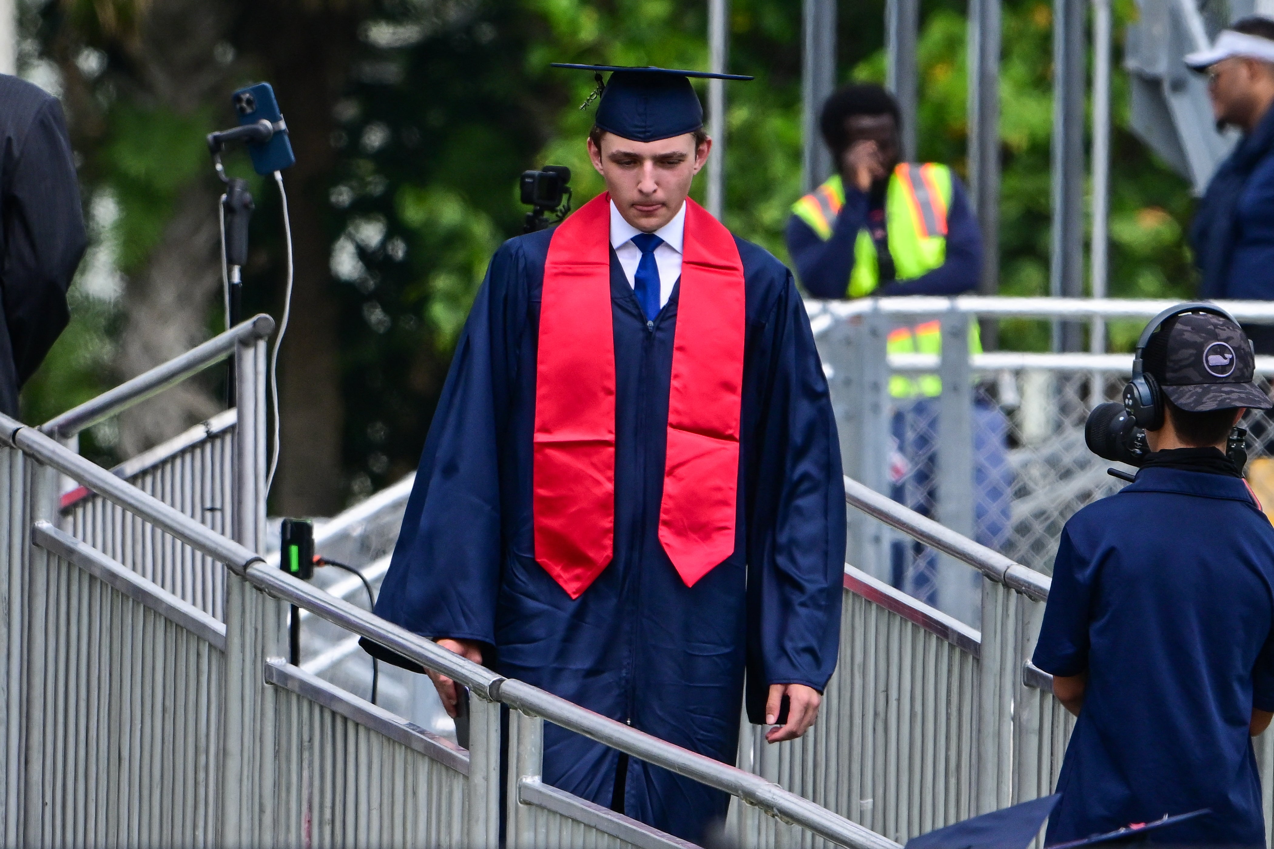 El recién graduado de secundaria, Barron Trump, inició su vida universitaria en Nueva York la semana pasada