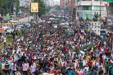 Miles protestan en Bangladesh a un mes del derrocamiento de la ex primera ministra Sheikh Hasina