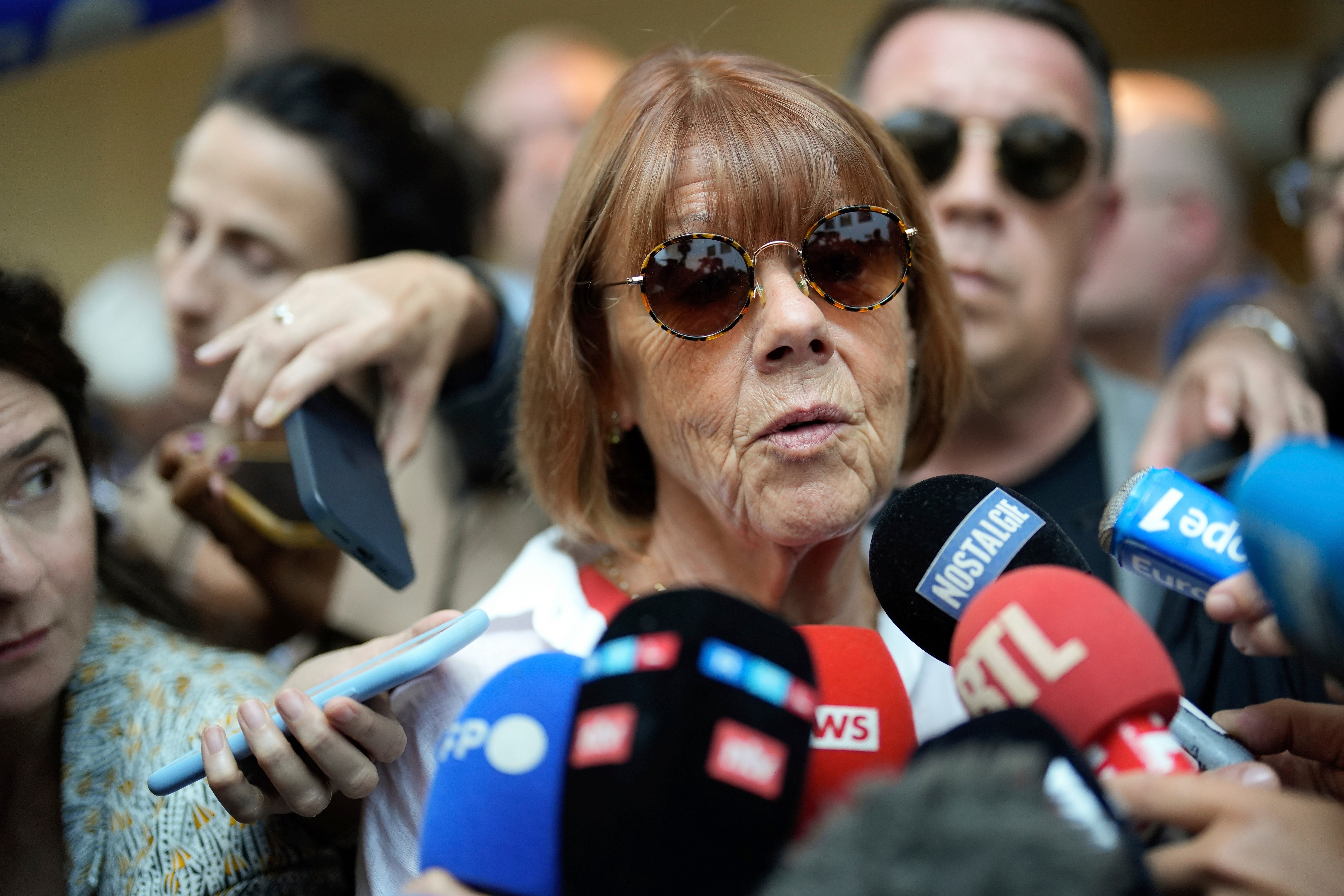 Gisele Pelicot frente al tribunal de Aviñón el jueves, donde los jueces evalúan las acusaciones de que la drogaron y violaron por años