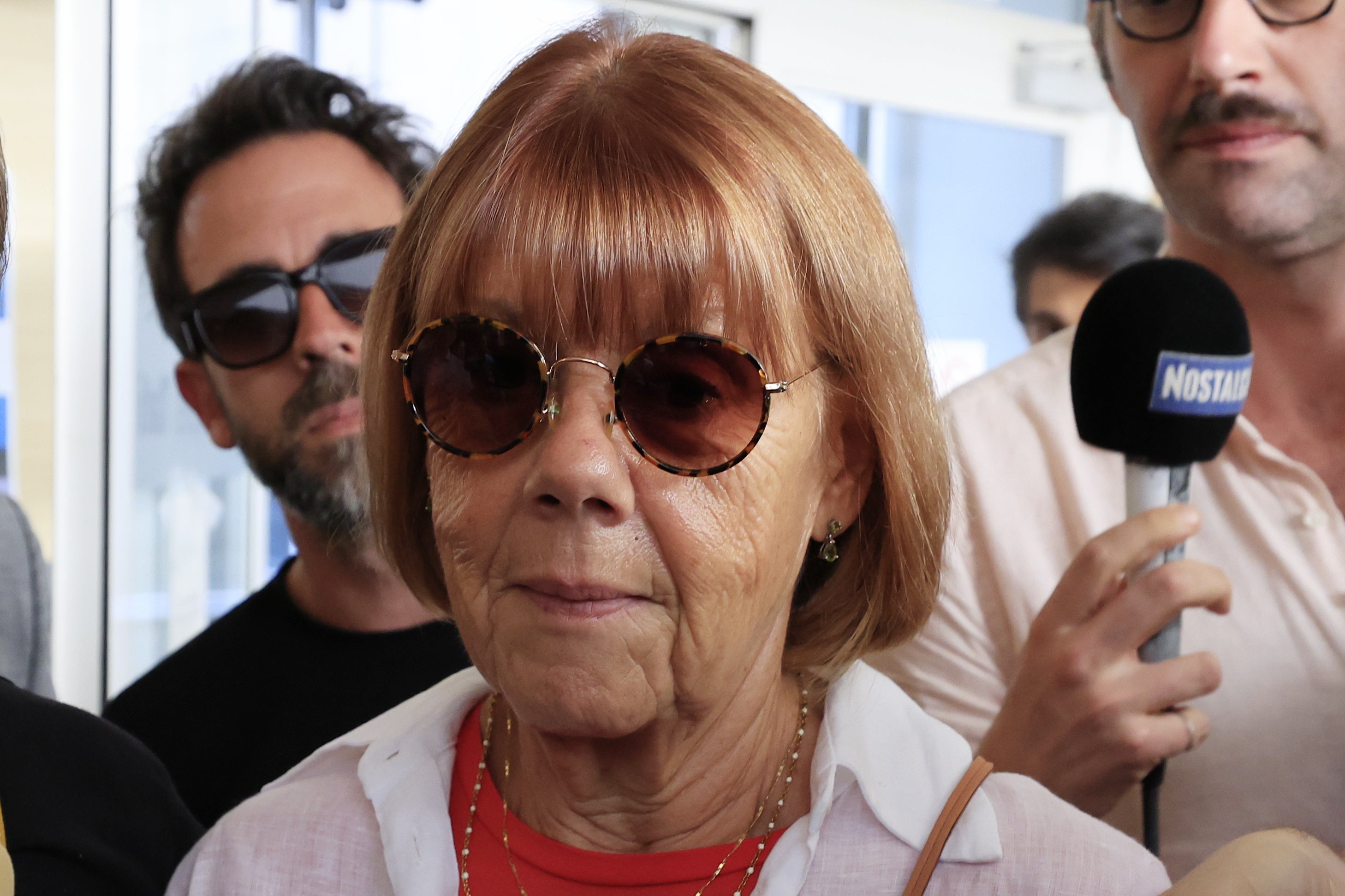 Gisèle Pelicot en la entrada del tribunal de Aviñón, Francia, el jueves. Los jueces del procedimiento están considerando las acusaciones de que fue sedada y violada por varios años