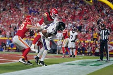 Chiefs superan 27-20 a Ravens, gracias a repetición, que invalida touchdown agónico