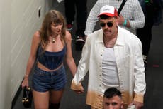 Taylor Swift aparece en el estadio para atestiguar triunfo de Kelce y Chiefs sobre Ravens