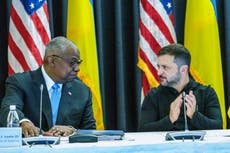 Zelenskyy se reúne con mandos militares en Alemania mientras EEUU anuncia más ayudas a Ucrania