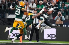 Eagles vencen 34-29 a Packers, que pierden a Love por lesión al final en Brasil