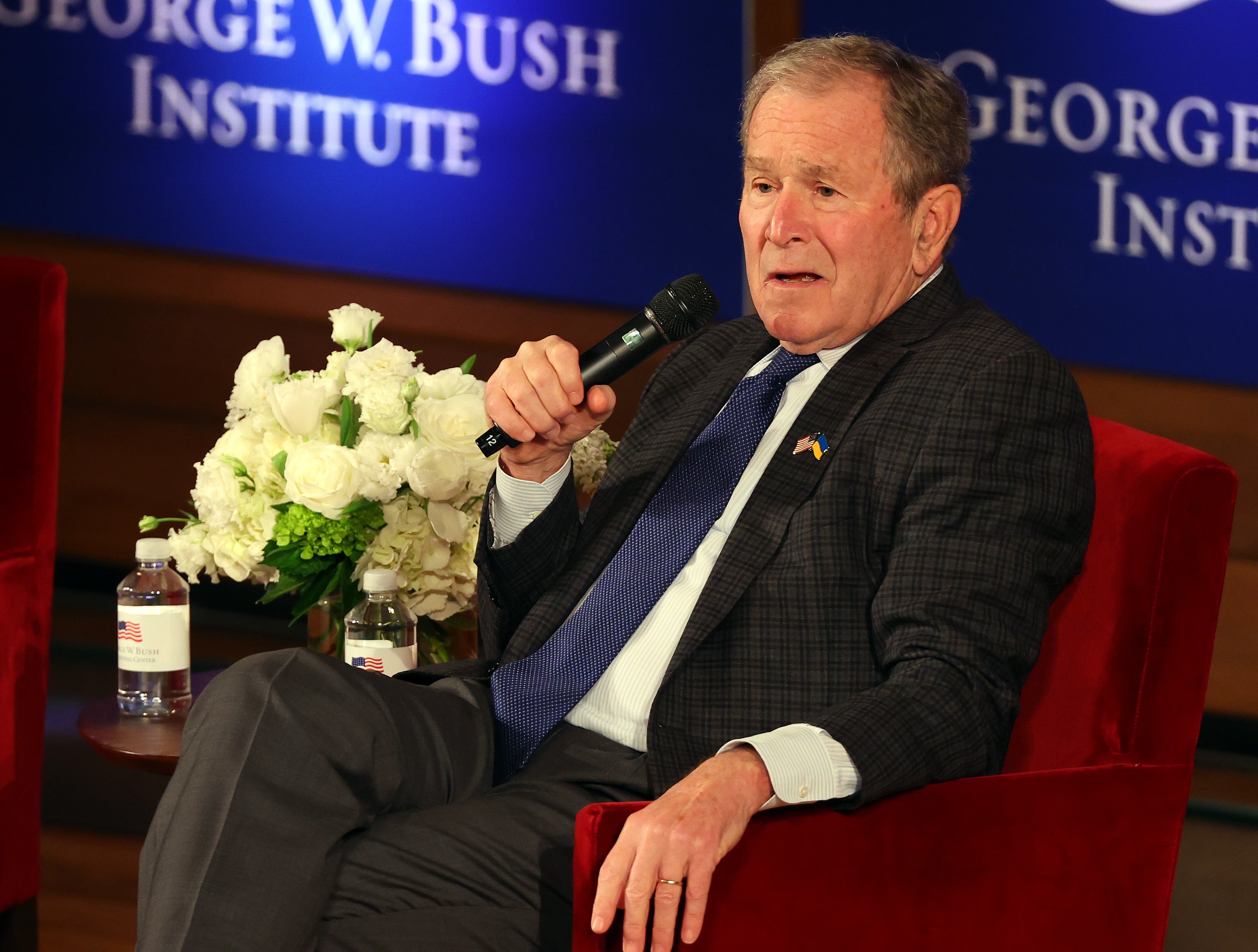 El expresidente George W. Bush habla durante la conferencia Struggle for Freedom en el Centro Presidencial George W. Bush el 16 de noviembre de 2022 en Dallas, Texas. Tomó la decisión de no respaldar a nadie en las elecciones presidenciales de 2024