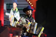 Los Tigres del Norte hacen bailar hasta la madrugada al festival Arre