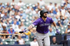 Rockies vencen 6-1 a Cerveceros con buena salida de Freeland y jonrones de Hillard y Goodman