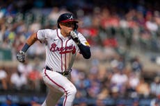 Bravos remontan para vencer 4-3 a los Azulejos en la 11ma y alcanzan a los Mets en el comodín