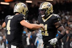 Carr y los Saints apabullan 47-10 a los Panthers, en el debut de Klint Kubiak llamando las jugadas