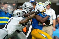 J.K. Dobbins corre para 135 yardas y los Chargers derrotan 22-10 a Raiders en el debut de Harbaugh