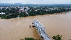 Un puente se derrumba en Vietnam en medio de una tormenta que ha matado a 21 personas