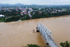 Un puente se derrumba en Vietnam en medio de una tormenta que ha matado a 21 personas