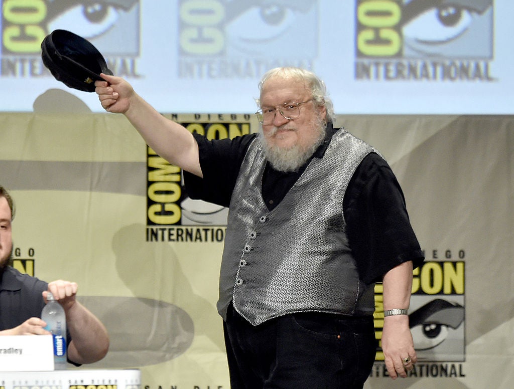 George R. R. Martin durante el panel de preguntas y respuestas de HBO sobre Juego de Tronos en la Convención Internacional de Cómics de San Diego, en 2014