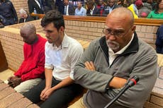 Hombres en Sudáfrica acusados de matar a mujeres y arrojar sus restos a puercos