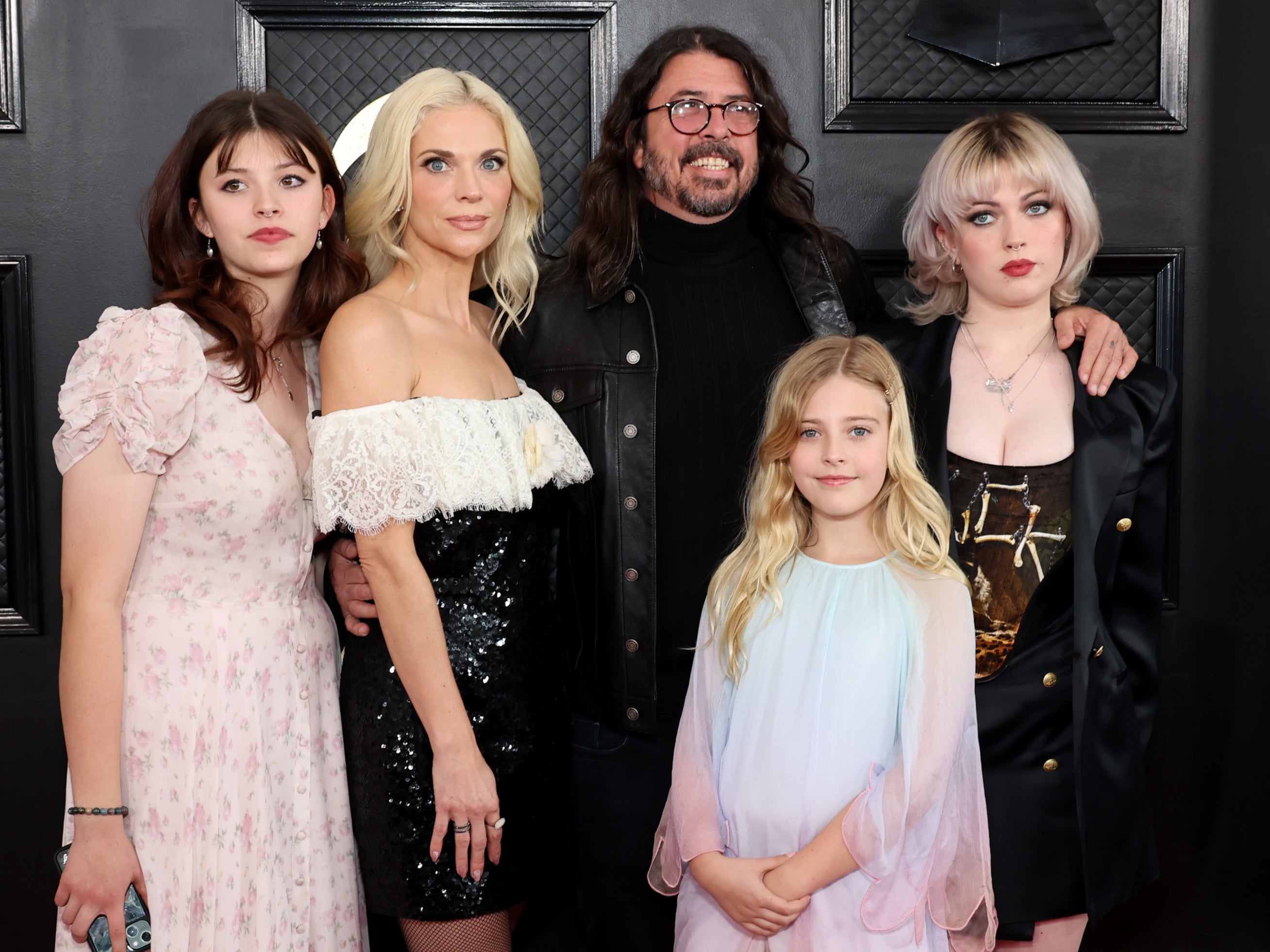 Grohl con su esposa Jordyn Blum y sus hijos Harper, Ophelia y Violet Grohl