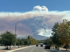 Previsión de tiempo fresco ofrece esperanzas en lucha contra enorme incendio en el sur de California