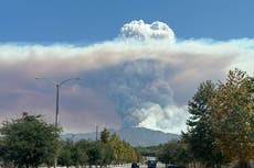 Previsión de tiempo fresco ofrece esperanzas en lucha contra enorme incendio en el sur de California