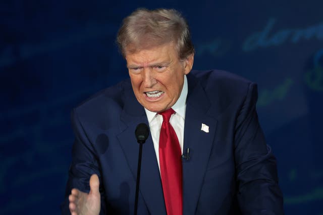 <p>Durante el debate presidencial de este martes, Donald Trump realizó una declaración falsa sobre los inmigrantes de Ohio y aseguró que secuestran mascotas para comérselas </p>