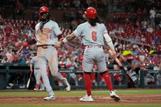 Friedl impulsa 2 y Rojos blanquean 3-0 a Cardenales