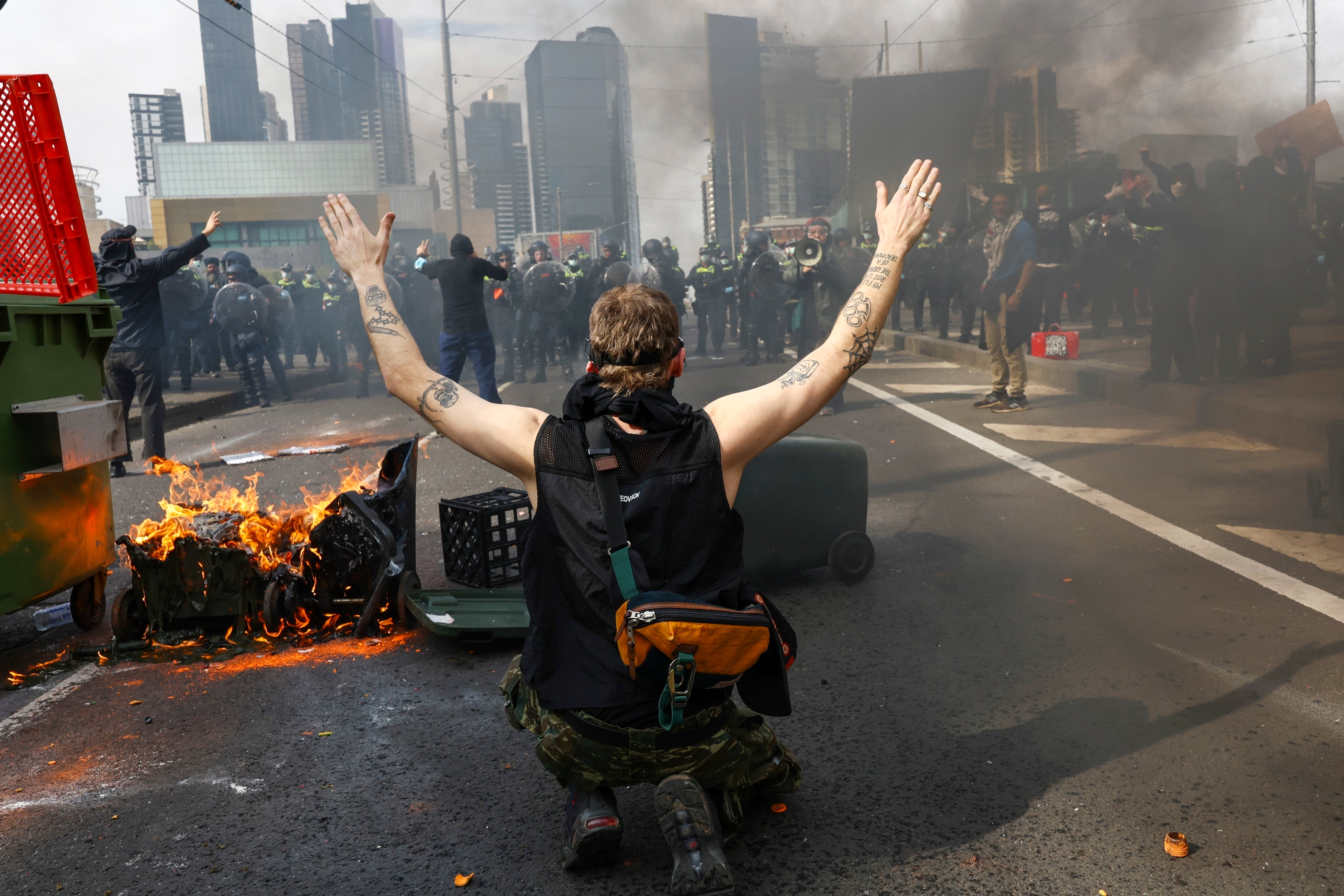 Manifestantes antibelicistas se enfrentan a la policía frente a convención de armas en Australia