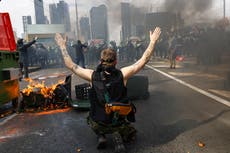 Manifestantes antibelicistas se enfrentan a la policía frente a convención de armas en Australia