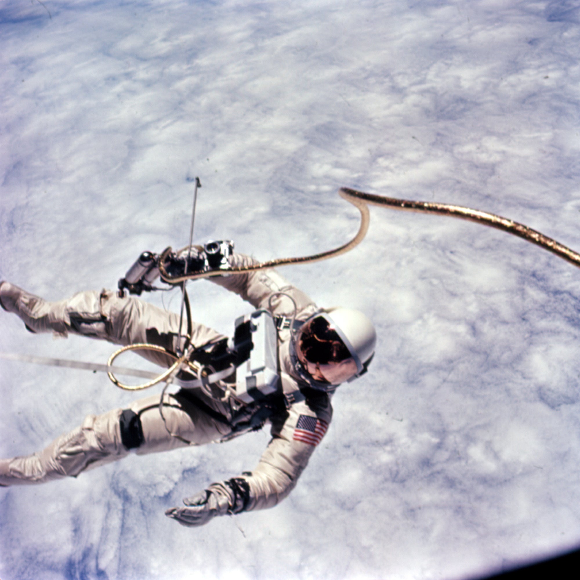 El astronauta Ed White realiza el primer paseo espacial de EE. UU. el 3 de junio de 1965, durante la misión Gemini 4