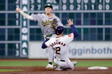 Atléticos vencen 5-4 a Astros con jonrón de McCann y 2 impulsadas de Rooker