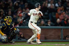 Yastrzemski remolca 4 carreras y Gigantes apabullan 13-2 a Cerveceros