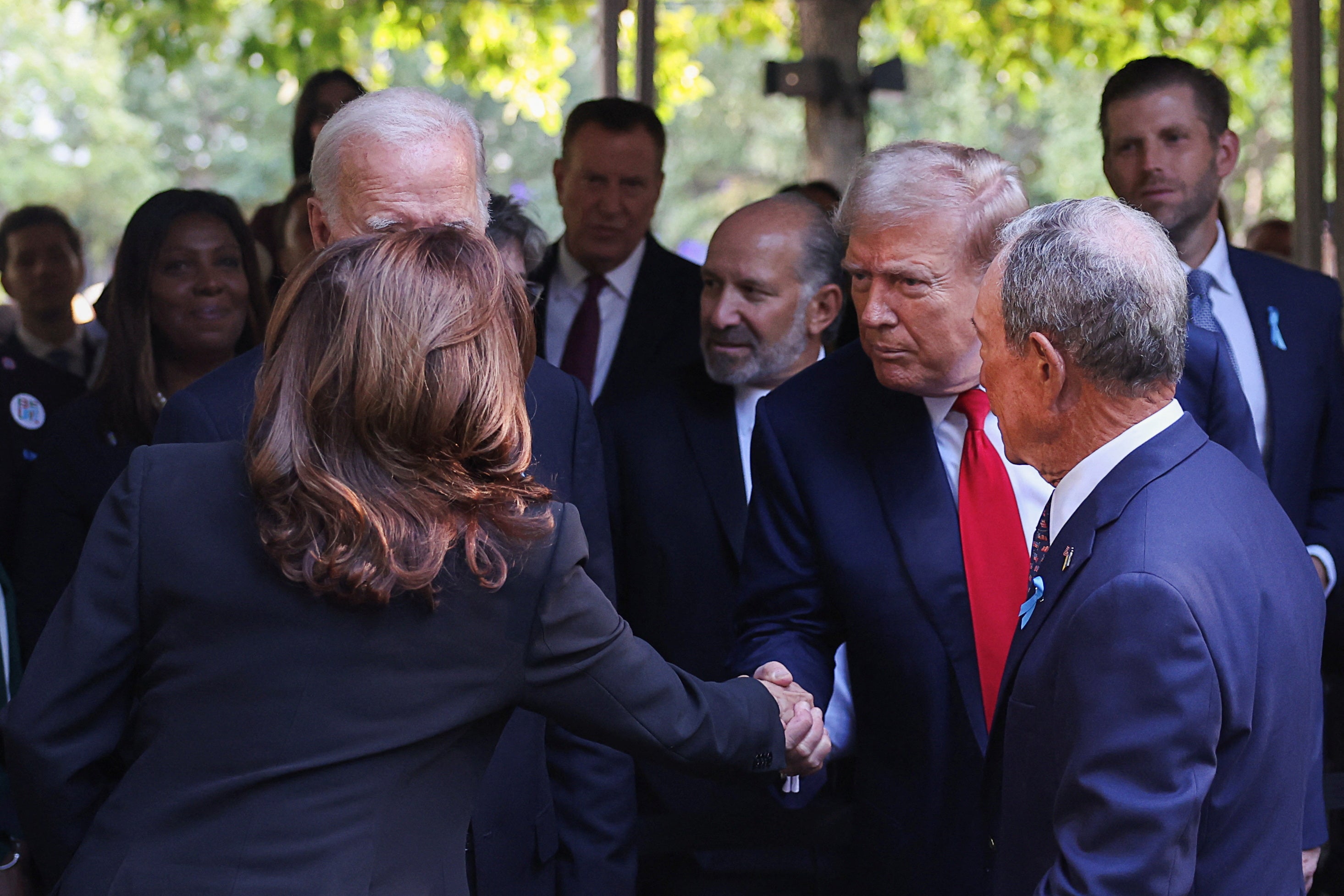 Donald Trump y Kamala Harris se dieron la mano en el acto de Ground Zero