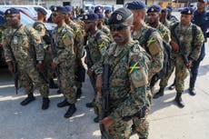 Soldados y policías jamaicanos llegan a Haití para colaborar en el combate a las pandillas