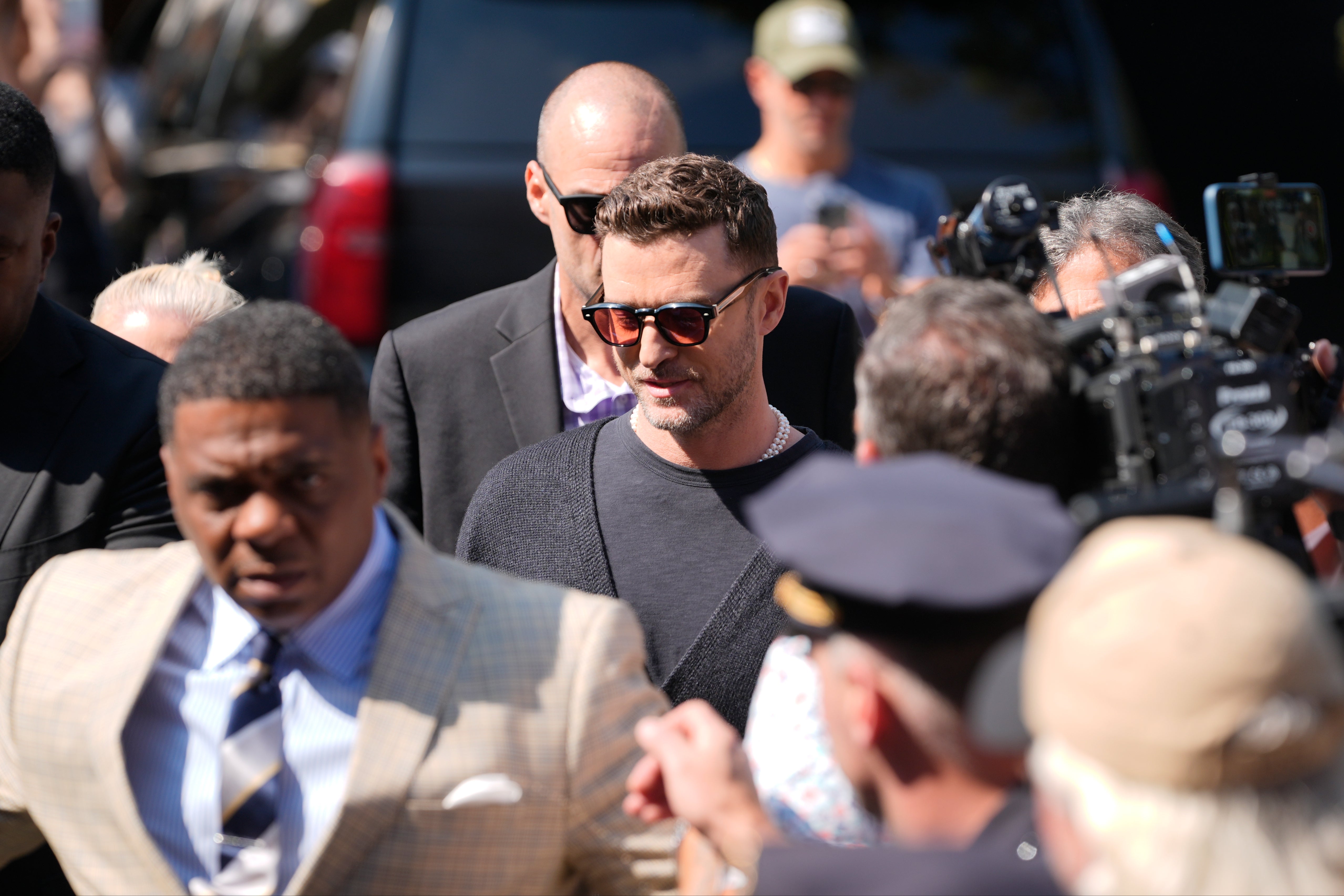 Justin Timberlake fue abordado por sus seguidores mientras ingresaba al Tribunal de Sag Harbor Village, escoltado por la policía