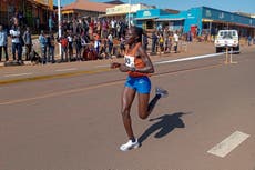 Uganda despide a la deportista que murió tras ser rociada con gasolina por su pareja