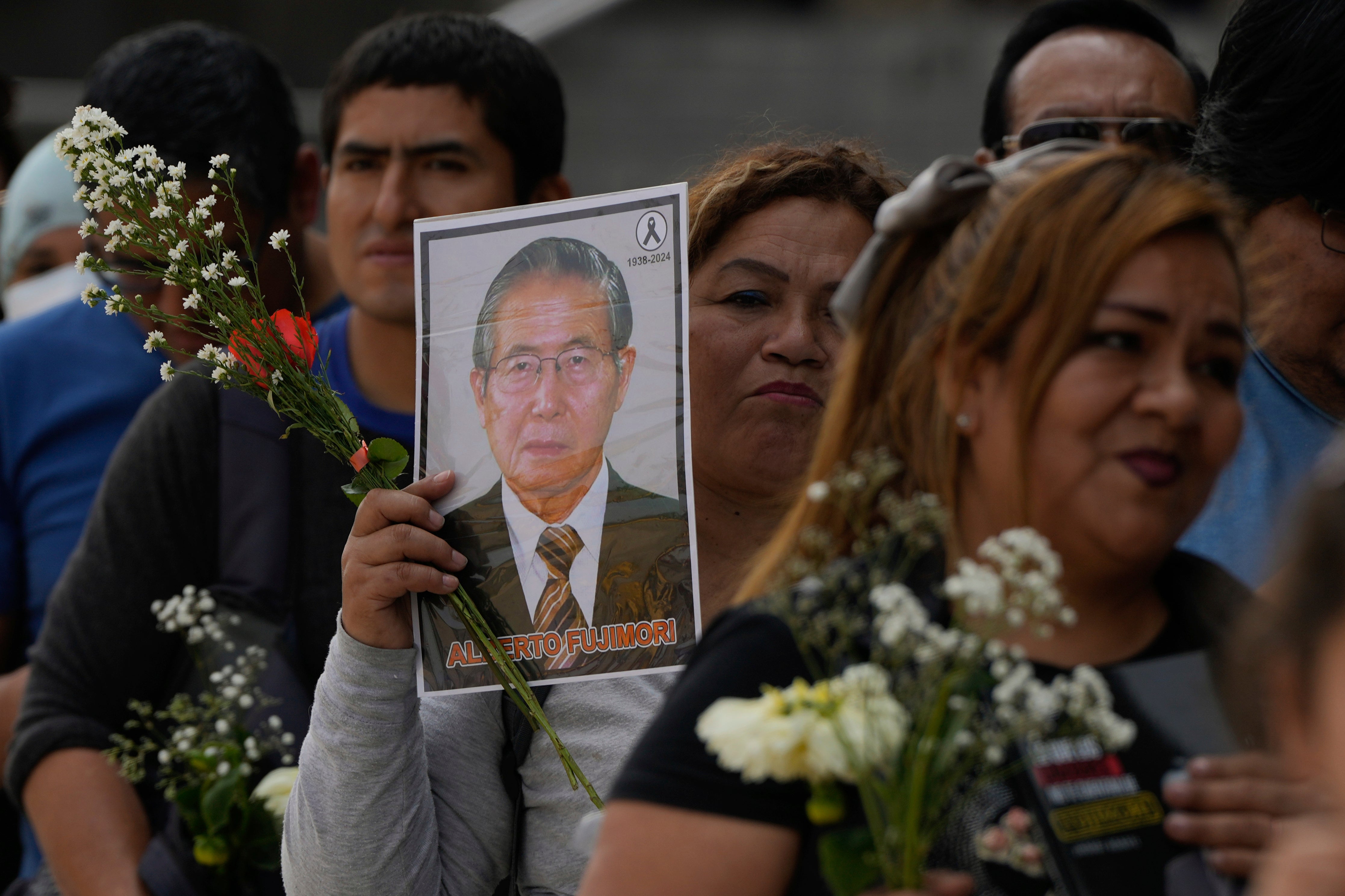 Mandataria de Perú despide con máximos honores a fallecido expresidente Alberto Fujimori