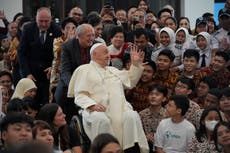 Pese a los achaques, el papa se sale del guion en Asia y muestra que aún puede mover multitudes