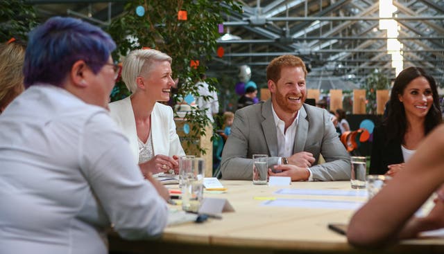 <p>La foto original, en la que aparece Meghan Markle, fue tomada durante el primer viaje al extranjero de la pareja, tras su boda en el castillo de Windsor en 2018  </p>