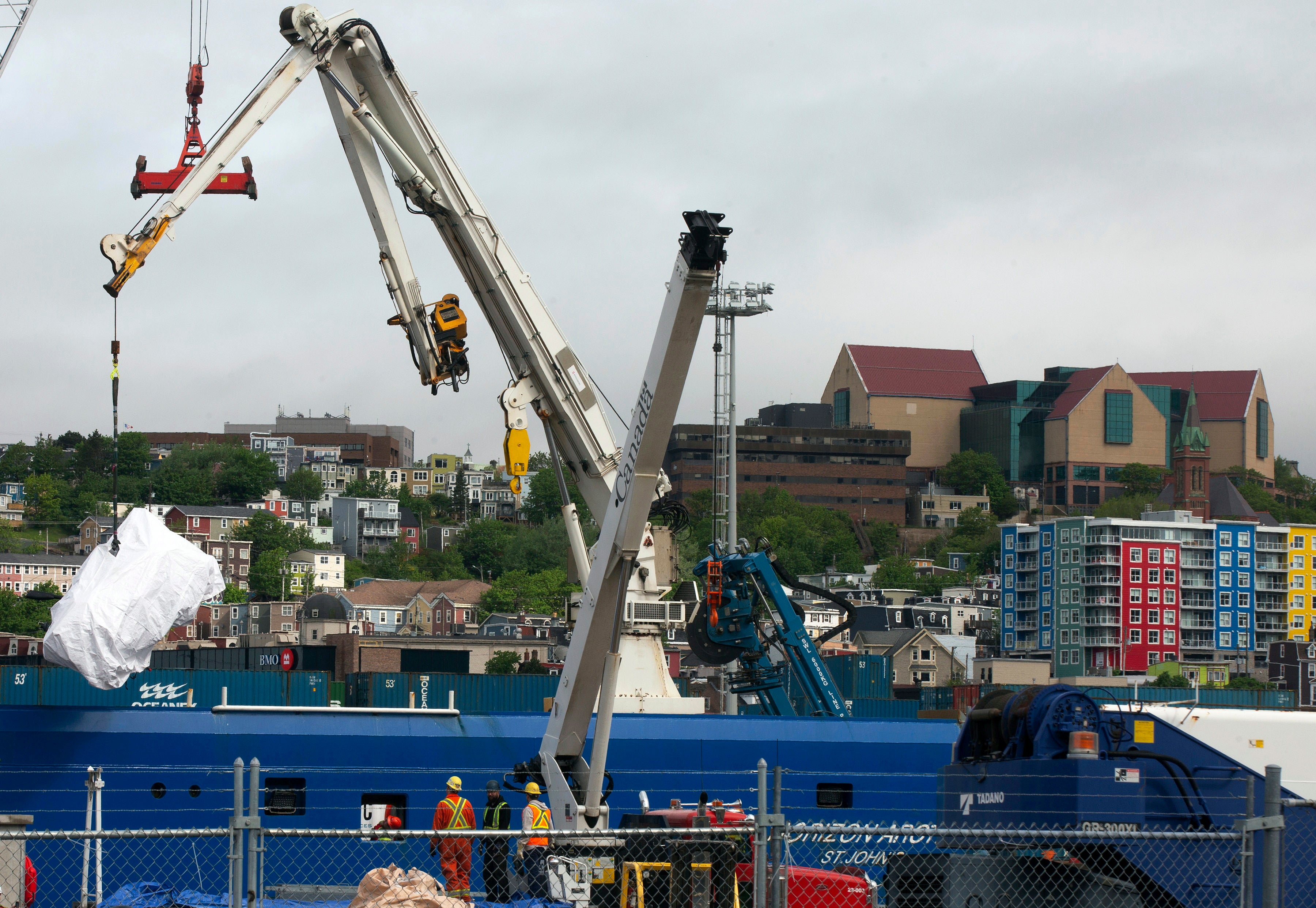 Los restos del submarino Titán, recuperados del fondo del mar cerca del lugar del naufragio del Titanic, son descargados del buque Horizon Arctic en el muelle de la Guardia Costera canadiense en San Juan de Terranova, Canadá, el 28 de junio de 2023