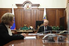 Putin ordena a fuerzas armadas aumentar número de efectivos conforme se extiende combate en Ucrania