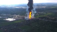 Autoridades evacúan zona cerca de Houston tras explosión e incendio en oleoducto