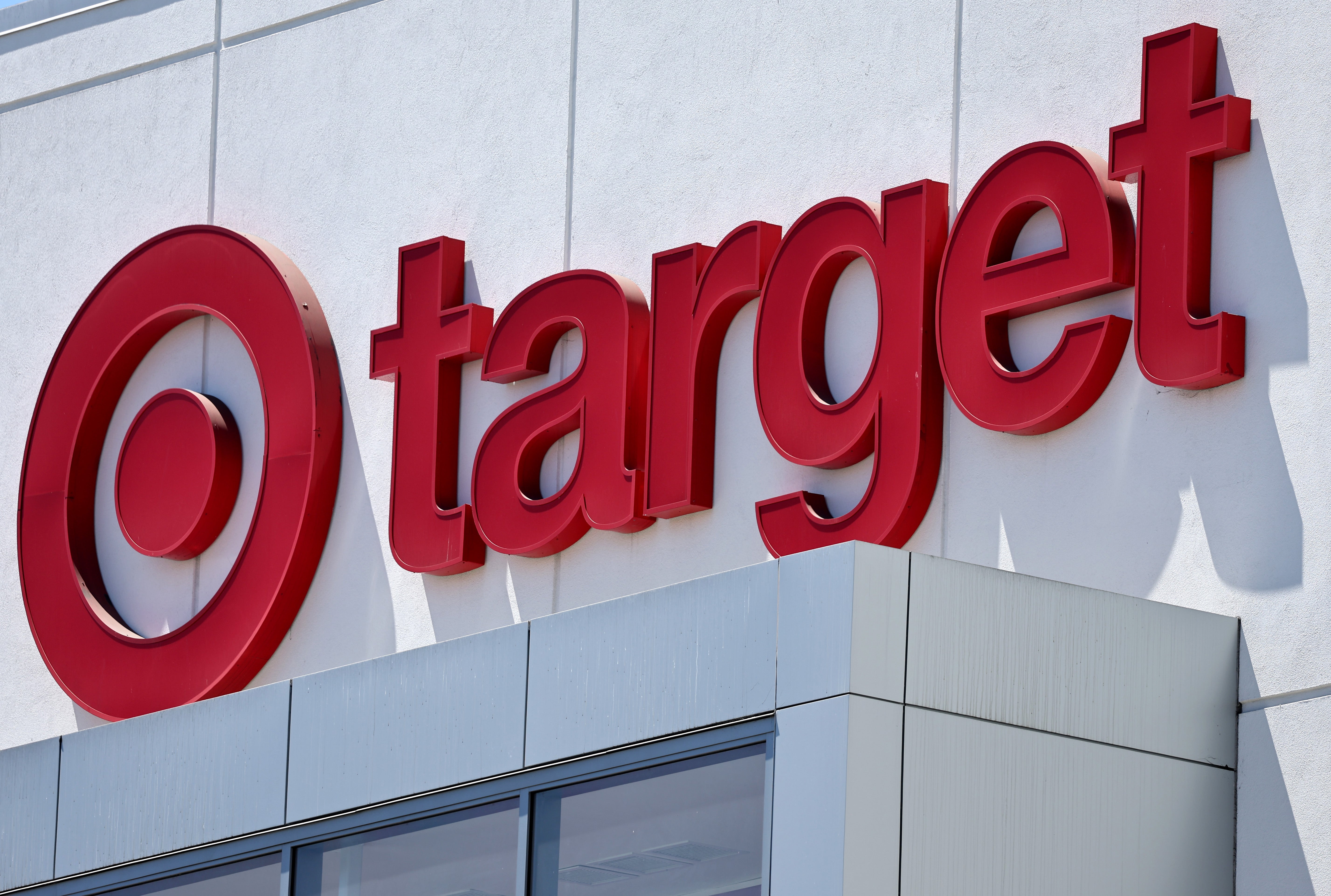 La cadena de tiendas Target se enfrenta a una serie de reacciones negativas por dar marcha atrás en sus políticas de DEI (Diversidad, Equidad e Inclusión)