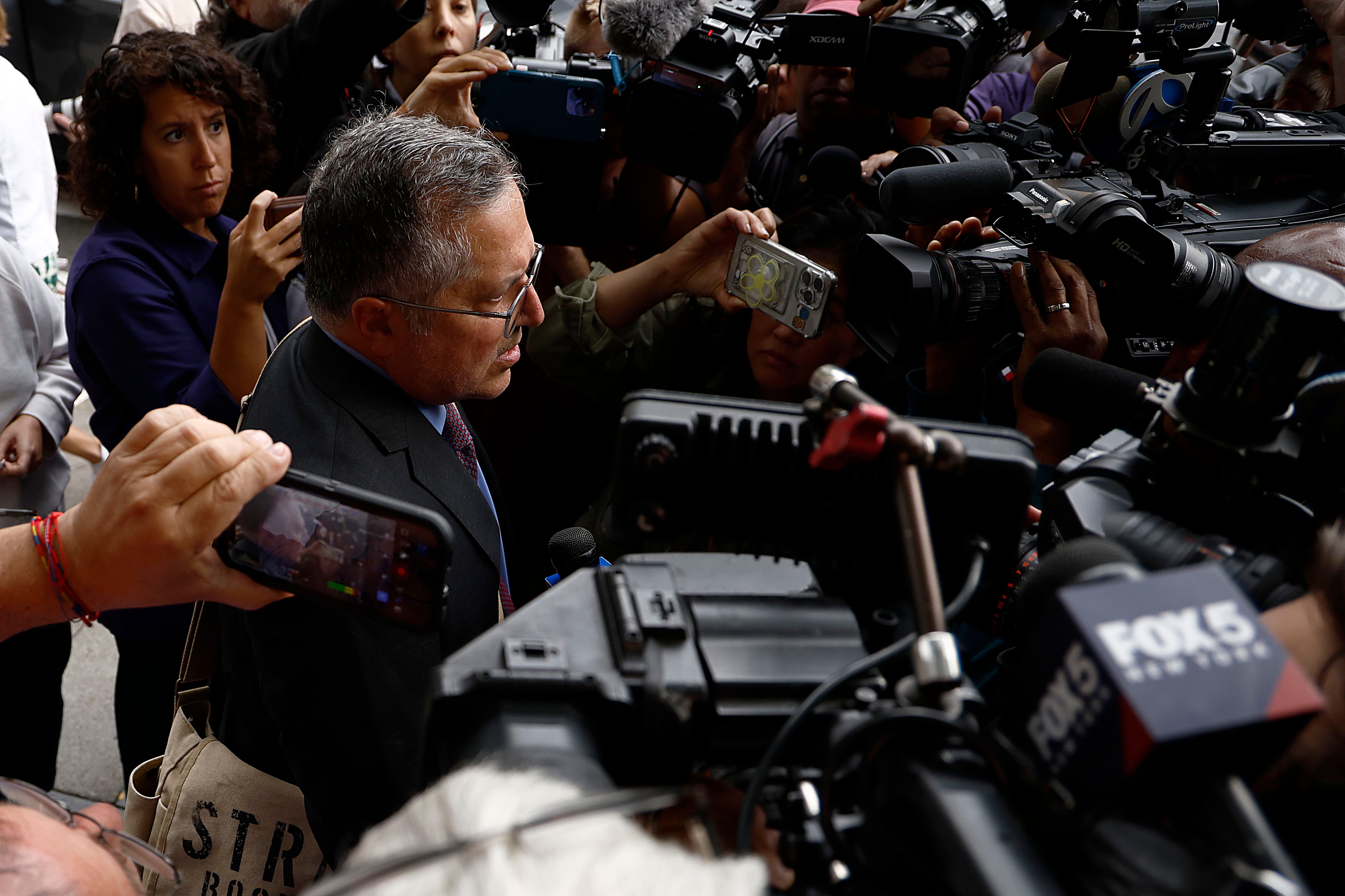 Marc Agnifilo, abogado de Combs, habló a las puertas del tribunal federal de Manhattan el martes antes de que el magnate de la música compareciera por los cargos.