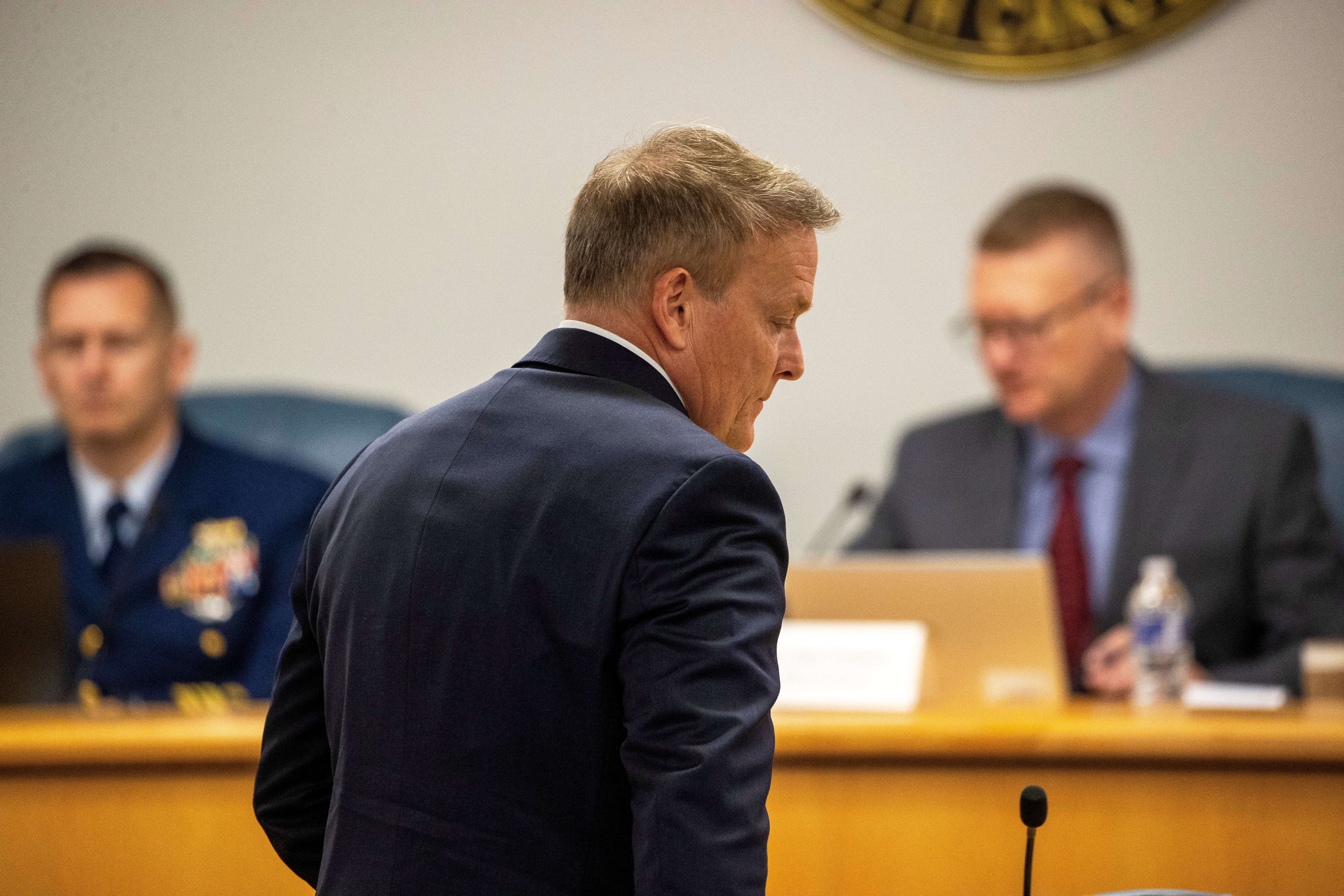 El ex director de operaciones marinas de OceanGate, David Lochridge (centro), testifica frente a la junta marítima en la audiencia por Titan, en la sala del Consejo del condado de Charleston, en North Charleston, Carolina del Sur, el martes 17 de septiembre de 2024